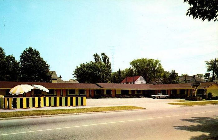 Gladstone Motel - Vintage Postcard (newer photo)